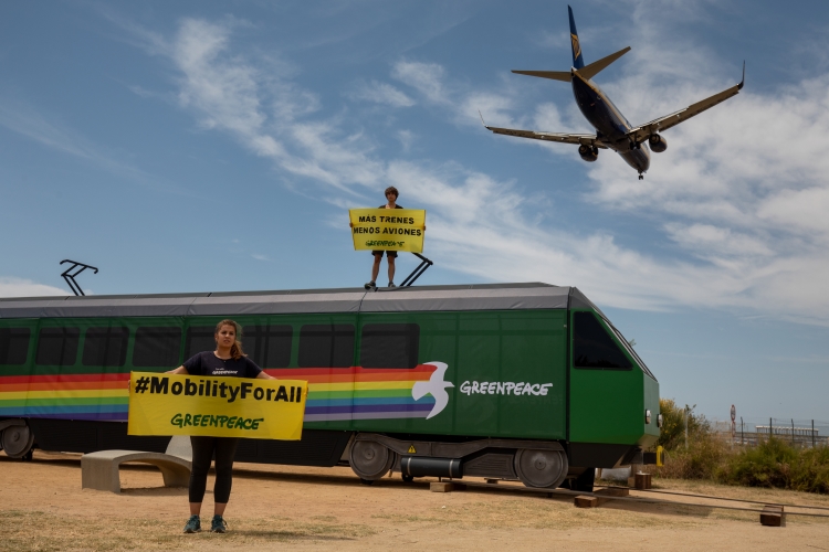Greenpeace campaign to promote trips by train instead of plane (by NGO Greenpeace)
